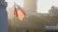 Прапор Тайваню в Тайпеї, жовтень 2024 року. США, як і Україна, не визнають Тайвань країною де-юре, дотримуючись принципу "єдиного Китаю". Однак уряд США виголошував, що захистить Тайвань у випадку збройного нападу Пекіна