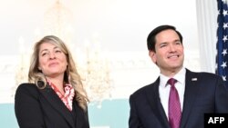 အမေရိကန်နိုင်ငံခြားရေးဝန်ကြီး Marco Rubio (ယာ) နဲ့ ကနေဒါနိုင်ငံခြားရေးဝနန်ကြီး Melanie Joly တို့ ဝါရှင်တန်ဒီစီ နိုင်ငံခြားရေးဝန်ကြီးဌာနမှာ တွေ့ဆုံခဲ့တဲ့ ယခင်မှတ်တမ်းဓာတ်ပုံ၊ (ဇန်နဝါရီ ၂၉၊ ၂၀၂၅)