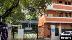 一名10岁日本儿童在上学途中被歹徒刺伤后死亡,安保人员在孩童所在的广东省深圳市一所日本学校外看守。(2024年9月19日)