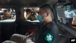 香港首位被控涉嫌违反国安法的男子唐英杰坐着轮椅由警车押解至法院应讯。(2020年7月6日)