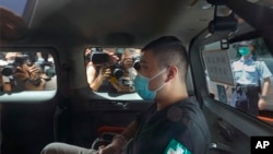 资料照:香港首位被控涉嫌违反国安法的唐英杰(Tong Ying-kit)坐着轮椅由警车押解至法院应讯。(2020年7月6日)