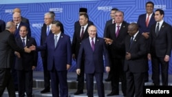 金砖国家首脑及与会国家领导人在俄罗斯喀山举行峰会期间合影。(2024年10月24日)