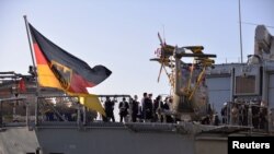 德国海军巡航舰巴伐利亚号停靠在东京国际邮轮码头期间日本防务大臣岸信夫登舰参观。(2021年11月5日)