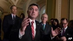 资料照:共和党联邦参议员加德纳(Sen. Cory Gardner, R-CO)在国会山回答记者提问。(2018年1月9日)