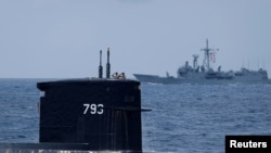 2018年4月13日,在宜兰海军基地附近的一次操演中,海龙号SS-793柴电潜舰浮出水面。海龙号和海虎号是台湾1980年代从荷兰购买的剑龙级柴电攻击潜舰。