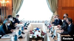 美国国务卿布林肯(右)在曼谷会见泰国副总理兼外交部长敦。