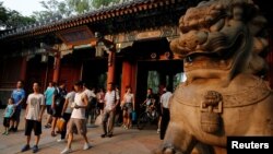 资料照:北京大学西校门