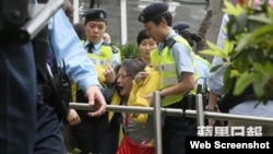 有示威者被警察架走(苹果日报图片)