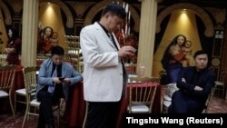 2024年7月16,中国河南省郑州市的一个宴会厅,演员们在微电影拍摄现场等候。