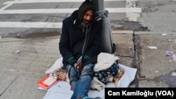 资料照片:纽约市一位无家可归的人。