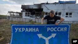 Дорожній знак у місті Суджа, Курської області Росії. 16 серпня 2024 року. Фото AP