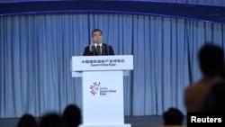 华为董事长梁华2018年8月23日在重庆的智博会上讲话。 (资料照片)