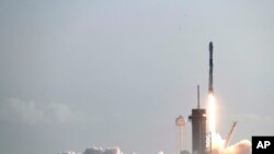 2020年3月18日,太空探索技术公司(SpaceX)的猎鹰9号火箭将大约60颗星链计划的卫星送上太空轨道。