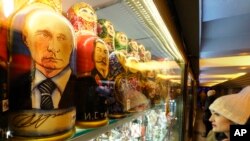 "Прояви русофілії" в США аналітик Томас Кромвель пов'язує з тим, що "росіяни ніколи не проходили через Нюрнберг”, а комунізм та російський імперіалізм не були належно засудженими. Фото: AP Photo/Dmitri Lovetsky