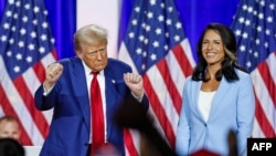 Президент США Дональд Трамп (ліворуч) танцює після виступу разом із колишньою конгресвумен Тулсі Геббард. 29 серпня 2024 року. Фото: KAMIL KRZACZYNSKI / AFP