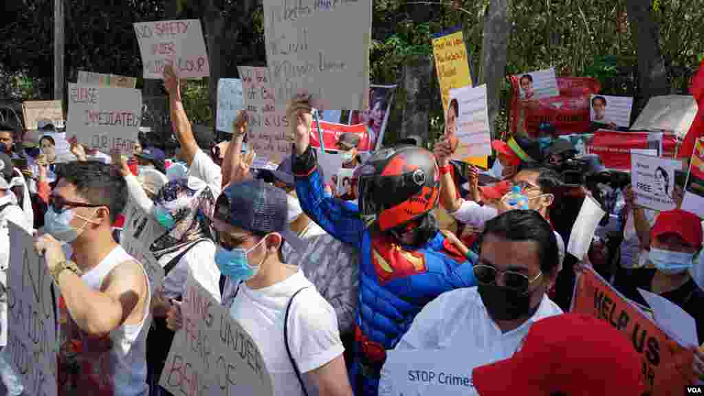 ဘရူနိုင်းသံရုံးနဲ့ ရုရှားသံရုံးရှေ့မှာ တွေ့ရတဲ့ စစ်အာဏာသိမ်း ဆန့်ကျင် ဆန္ဒပြ မြင်ကွင်း။
