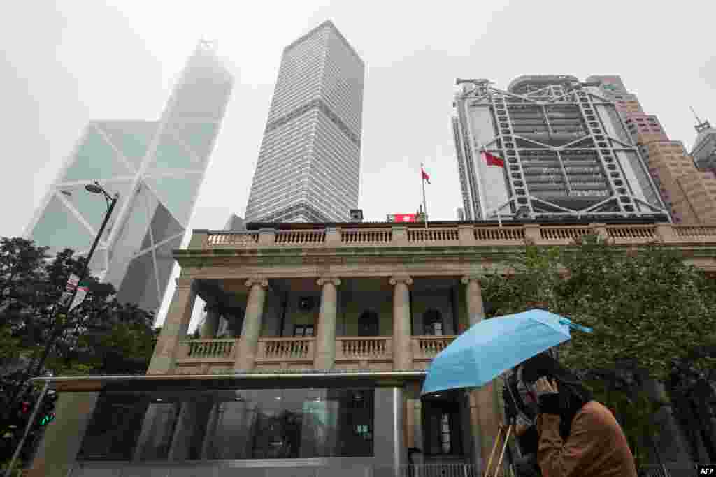 2018年1月6日,行人走过香港终审法院大楼。2018年1月下旬,8名被控在2016年旺角骚乱事件中犯有暴动罪的嫌疑人在香港高等法院出庭受审,嫌疑人中包括支持香港独立运动的前领导者梁天琦。审理过程预计将持续80天。那场抗议活动的领导者黄台仰与另外一名被告据称已经逃离香港,高等法院已对两人发出逮捕令。  