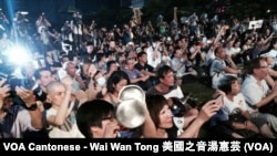 2014年8月31日,参与占中启动"公民发声"集会的人士,敲击自备的铜制漱口杯等发声道具,表达对中国全国人大常委会就香港特首普全面“落闸”决定的不满。(美国之音唐慧云拍摄)