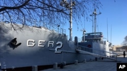 资料照片:在朝鲜平壤展出的美国“普韦布洛号”(USS Pueblo)情报船(2018年1月24日)