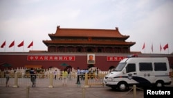 2014年6月4日,作为中国政治象征的天安门,门前有警车。