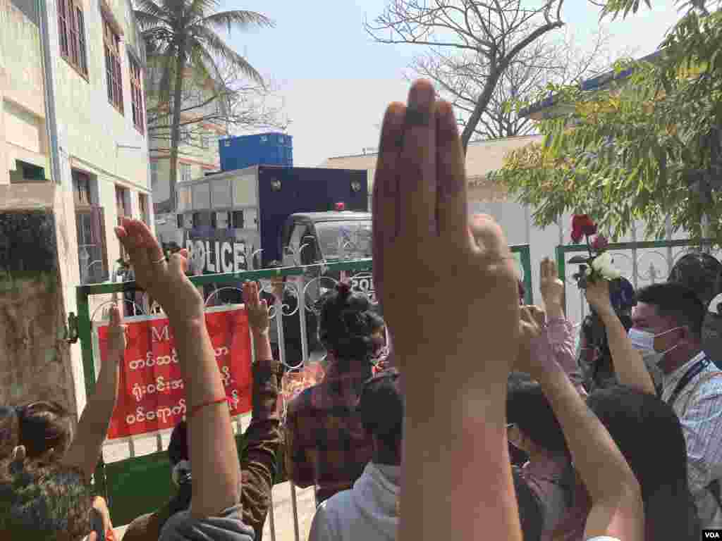 ဖမ်းဆီးခံဆန္ဒပြသူများကို မန္တလေးမြို့ ချမ်းအေးသာစံမြို့နယ် တရားရုံးမှာ ရုံးထုတ်တဲ့ မြင်ကွင်း။