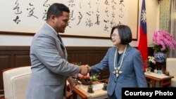 台湾总统蔡英文2019年11月20日在台北会晤图瓦卢外长柯飞(照片来源:台湾总统府网站)