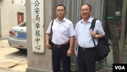 蔡瑛(左)、马连顺律师7月下旬到天津市公安局再次寻找被失踪的李和平律师
