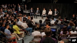 香港特首林郑月娥(台上中)在伊利沙伯体育馆参加首次社区对话。(2019年9月26日)