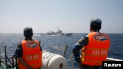 越南海洋警卫船正在南中国海监督一艘中国的海警船(2014年5月15日)