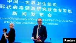 世卫组织新冠病毒源头调查组专家组成员,丹麦科学家彼得·本·安巴雷克(Peter Ben Embarek)与中国方面在武汉召开联合记者会。 (2021年2月9日)