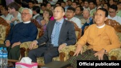 ရန်ကုန် မြို့တော်ခန်းမမှာကျင်းပတဲ့ ရန်ကုန်မြို့သစ် အပြီးသတ်အဆင့် Master Plan ဆွေးနွေးပွဲကို တက်ရောက်လာတဲ့ ရန်ကုန်တိုင်း ဝန်ကြီးချုပ် ဦးဖြိုးမင်းသိန်း (ယာ)၊ NYDC CEO ဦးသိမ်းေ၀ ခေါ် Serge Pun (ဝဲ) (Picture- NYDC)