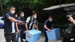 香港警察突袭搜查港大学生会办公室,查抄了数箱文件。(2021年7月16日)