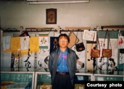 1994年,恩和巴图-陶格楚格在呼和浩特市的蒙古学书店。(南蒙古人权信息中心 Southern Mongolian Human Rights Information Center 提供)