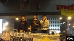 学民思潮召集人黄之锋(中)在金钟占领区 (美国之音海彦拍摄)。