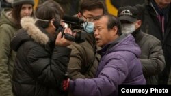 2015年12月,浦志强案二审法庭外便衣袭击围攻正在现场采访的美国之音记者叶兵。