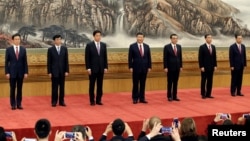 资料照:第19届中共中央政治局常委(从左至右)韩正、王沪宁、栗战书、习近平、李克强、汪洋、赵乐际同记者见面。(2017年10月25日)
