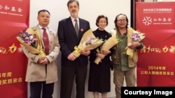 2015年10月金秋时节,卢百可与另外三名获奖人站在公和基金会颁奖台上接受全场致意(耿潇男拍摄)