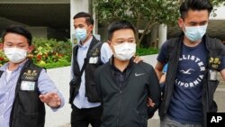 香港警察逮捕苹果日报总编辑罗伟光(右二)。(2021年6月17日)