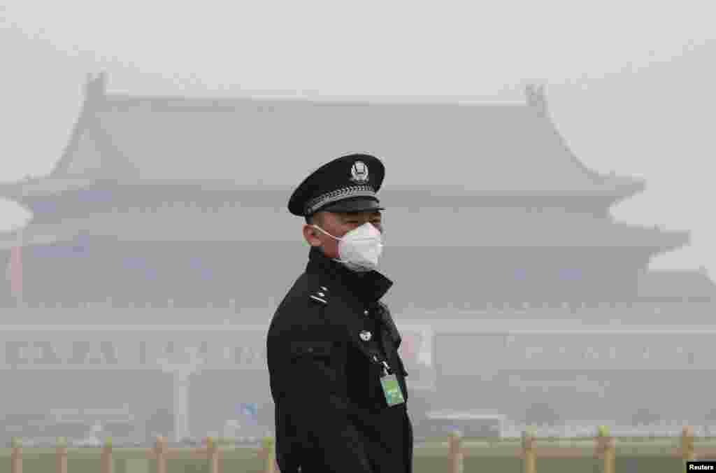 2016年3月3日,雾霾中警察在天安门前站岗