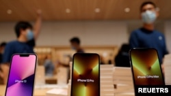 资料照:2021年9月24日,在北京的一家苹果店展示的iPhone 13款式。(路透社)