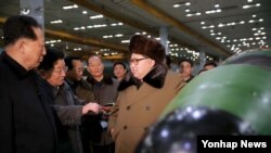 朝鲜领导人金正恩与朝鲜核武器研究人员交谈(资料照片)