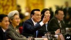 中国总理李克强 (中) 在人大的记者会上(2015年3月15日)