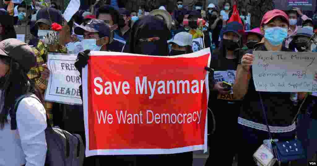 ရန်ကုန်မြို့ရှိ အမေရိကန်သံရုံးရှေ့ စစ်အာဏာသိမ်း ဆန့်ကျင် ဆန္ဒပြ မြင်ကွင်း။