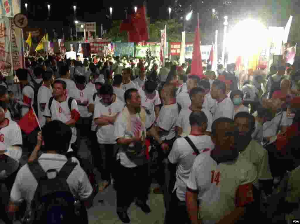 香港立法会辩论政改方案在星期三踏入最后阶段,大批支持和反对的示威人士在议会外的示威区分别举行集会。(美国之音海彦拍摄)
