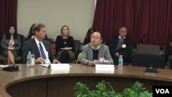 副助理国务卿巴斯比(左)与中国律师周丹(右)在放映会(美国之音叶林摄)