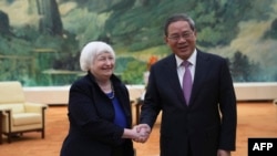 2024年4月7日,美国财政部长珍妮特·耶伦在北京人民大会堂与中国总理李强握手。