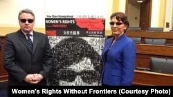 女权无疆界组织负责人瑞洁在国会作证之后,同众议员史密斯带黑眼镜在陈光诚巨幅相片前留影声援陈光诚