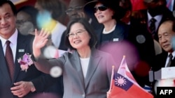 台湾总统蔡英文在总统府前的国庆庆祝活动中挥手致意。(2019年10月10日)