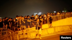 2014年10月2日,香港抗议者试图封堵通往香港特首办公室的道路。