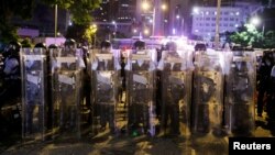 2019年7月2日在抗议者冲进香港立法会后,香港防暴警察在立法会外街道进行清场行动。